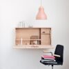 Bureau mural en bois clair avec lampe rose et chaise noire -KIOMA Meuble Premium Maroc