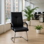 Chaise de bureau ergonomique en cuir noir dans un espace de travail moderne
