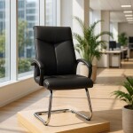 Chaise ergonomique de bureau en cuir noir dans un espace de travail moderne
