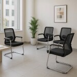 Chaises visiteur CHAISE /F14L en mesh noir avec piètement chromé, disposées dans un bureau. -KIOMA Meuble Premium Maroc