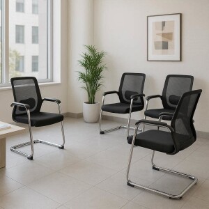 Chaises visiteur CHAISE /F14L en mesh noir avec piètement chromé, disposées dans un bureau. -KIOMA Meuble Premium Maroc