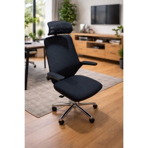 Chaise de bureau ergonomique noire dans un salon moderne avec parquet