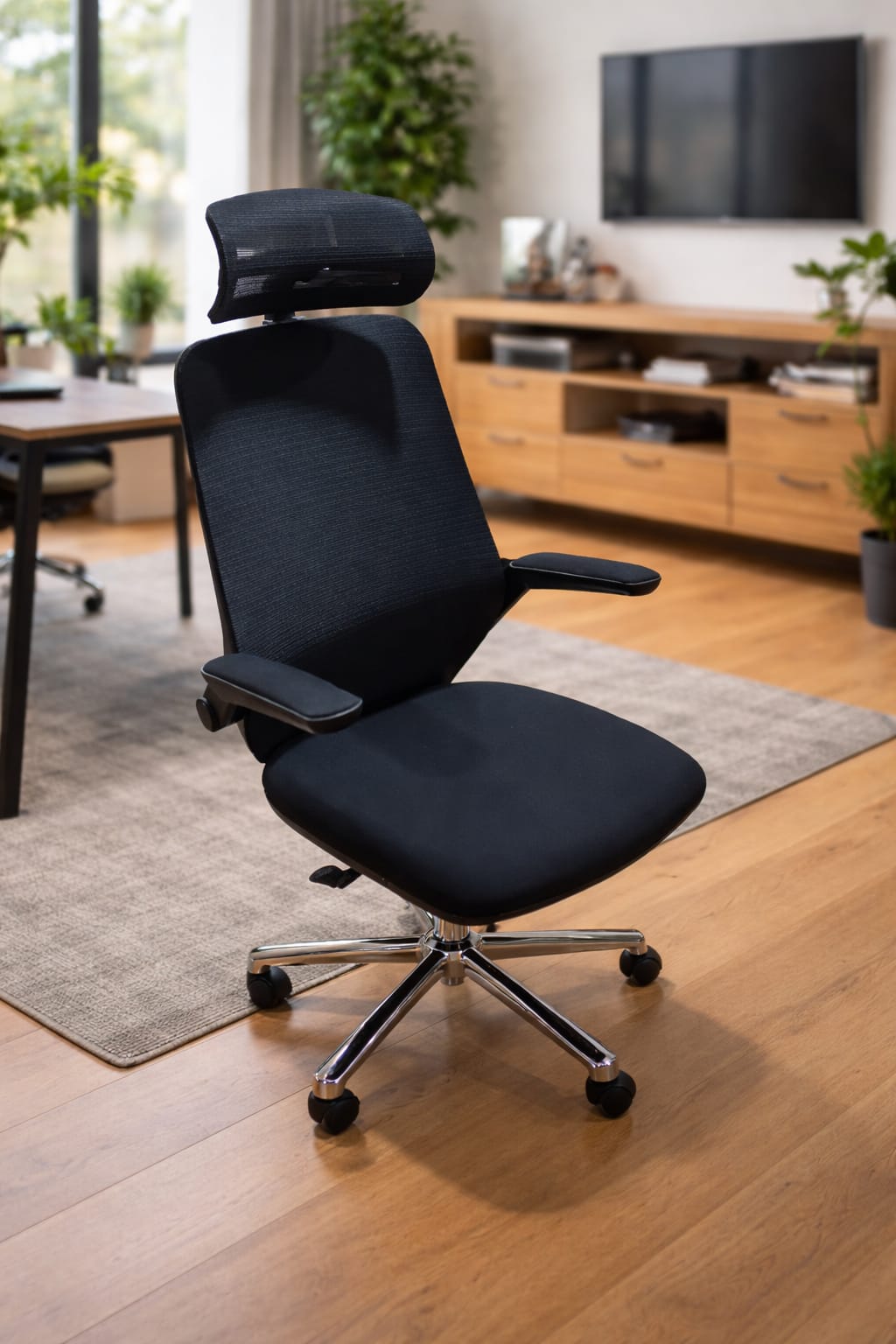Chaise de Bureau Ergonomique Noire Chaise de bureau ergonomique noire dans un salon moderne avec parquet